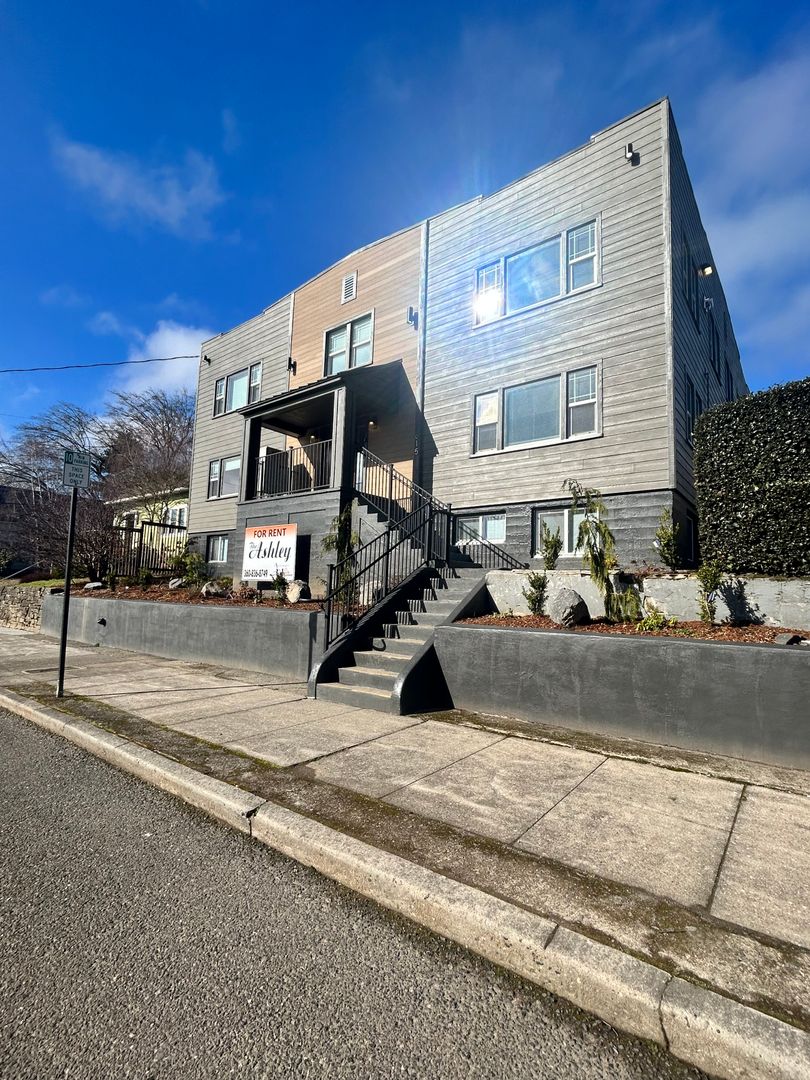 Camas Apartment: 615 NE 6 Avenue