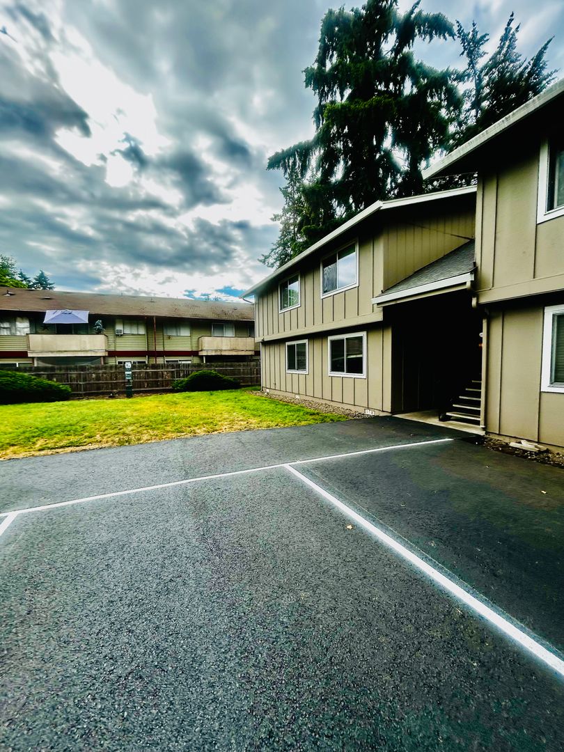 Vancouver Apartment: 2009 Norris Road