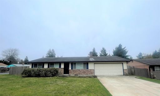 Simple Living with large fenced back yard – photo 1
