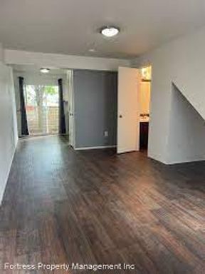 Stylish Two Bedroom Townhome!! – photo 1