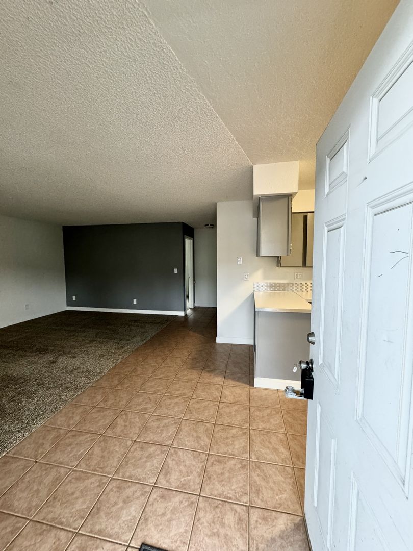 Longview Apartment: 944 33 Avenue