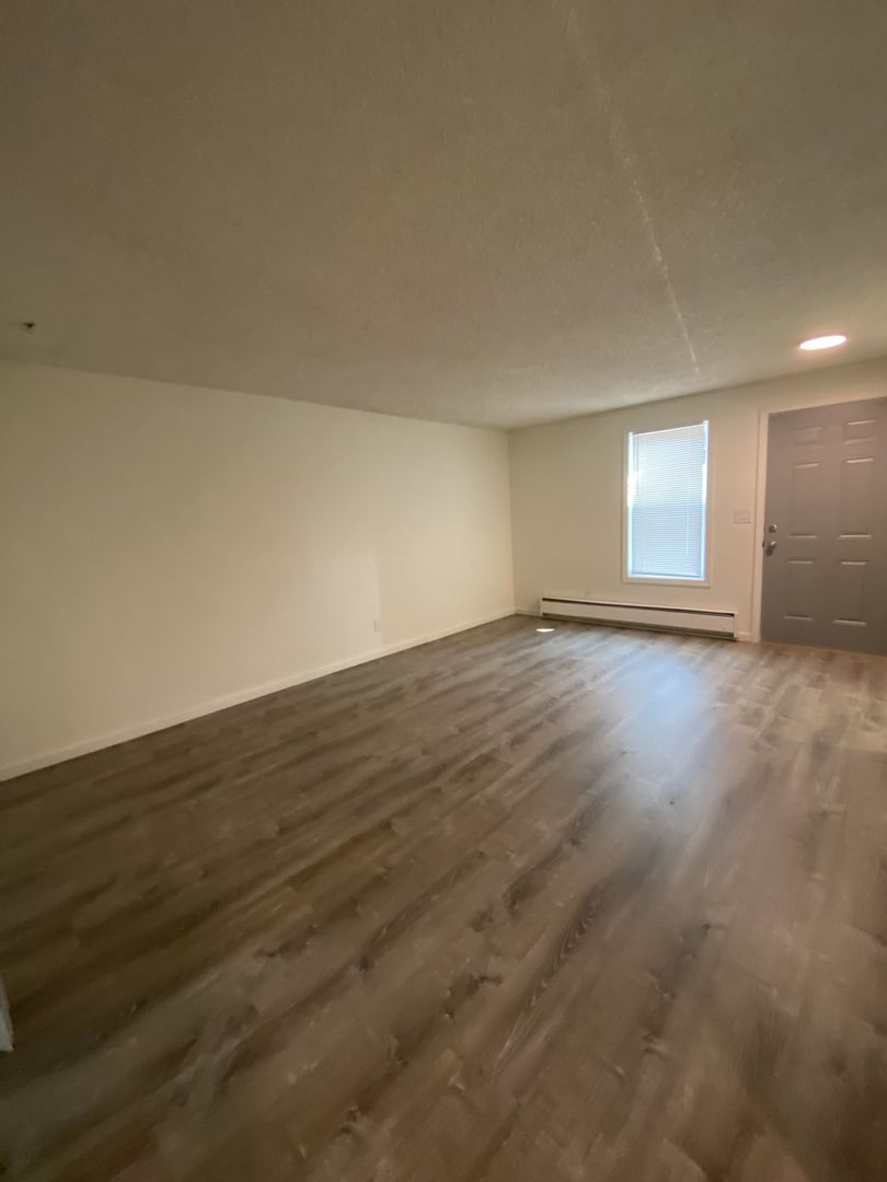 Longview Apartment: 3707 Sunset Way