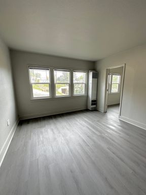 Beautifully Remodeled Downtown Extra Large Studio! – photo 1