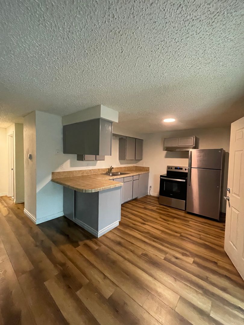 Longview Apartment: 944 33 Avenue