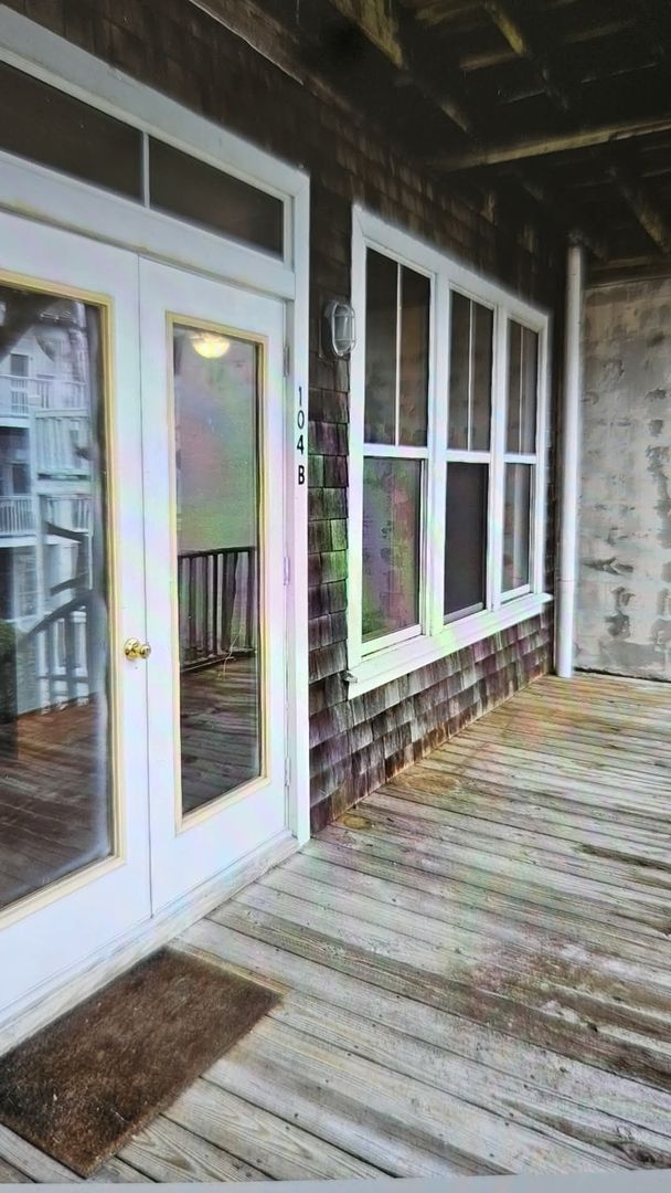 Manteo House: 104 B Sir Walter Raleigh St