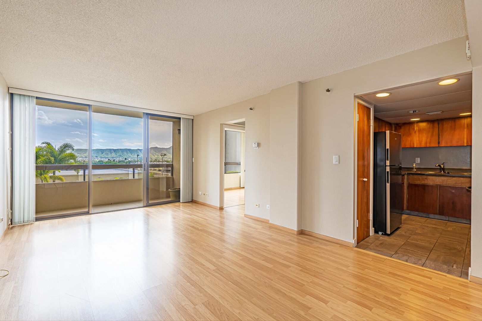Honolulu Condo: 2499 Kapiolani Blvd. #703