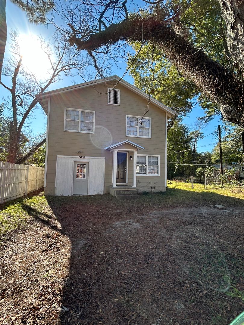 Albany House: 710 1/2 Second Street