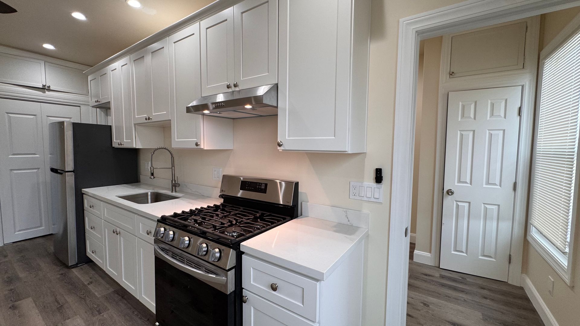 Oakland Apartment: 1759 Seminary Ave