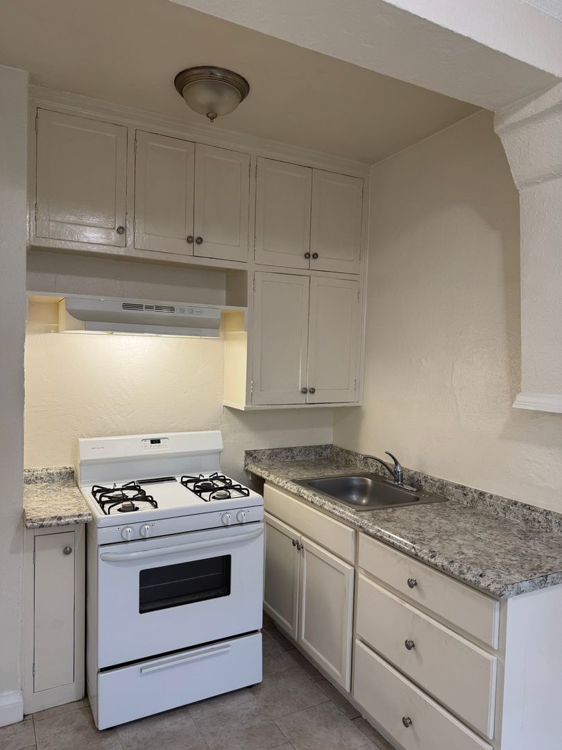 Oakland Apartment: 1759 Seminary Ave