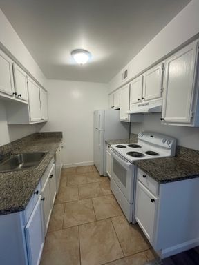 2 Bedroom / 1 Bath Apartment for Rent — 6267 Martin Luther King Jr. Blvd, Sacramento, CA – photo 1
