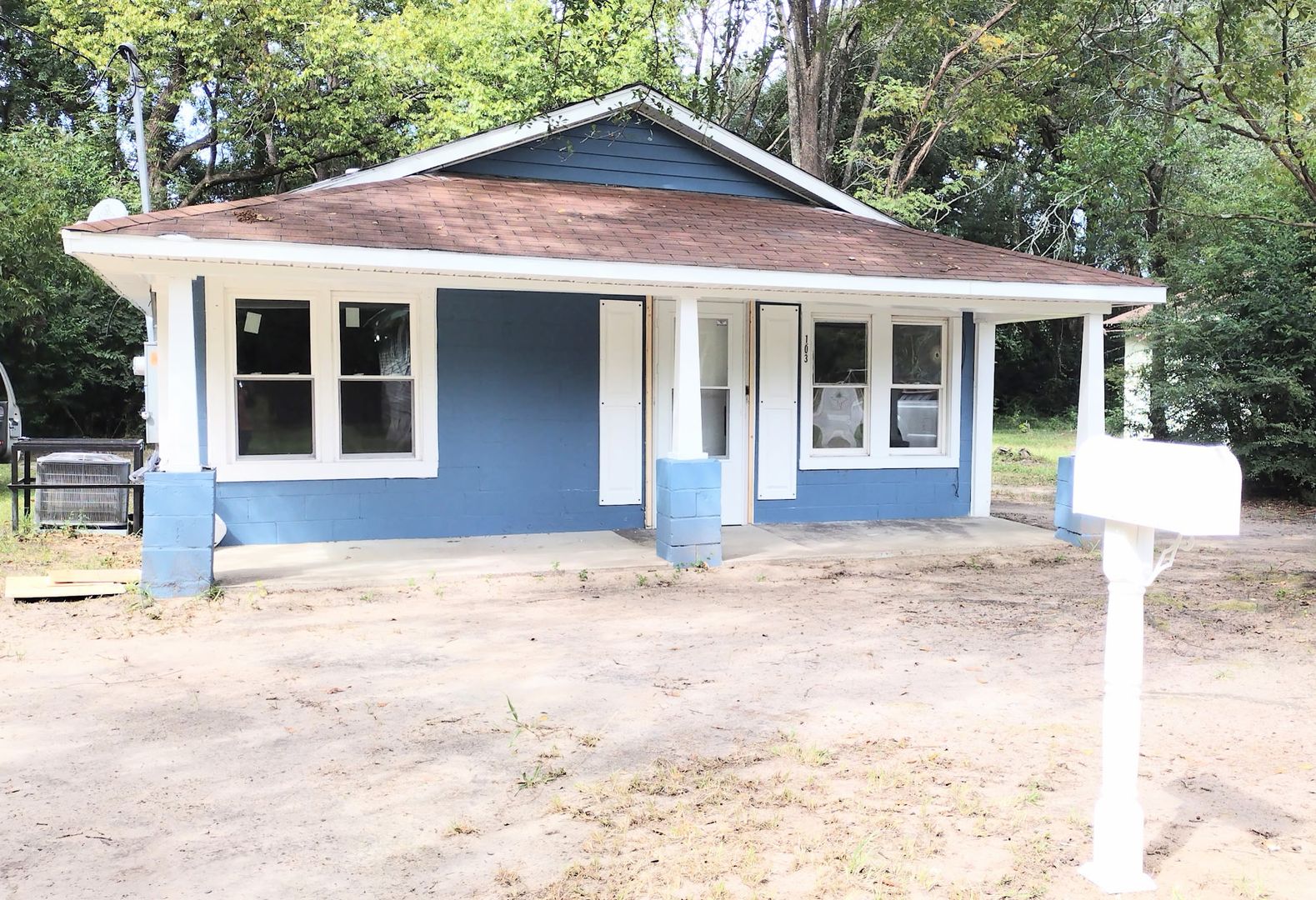 Sumter House: 103 W More Street
