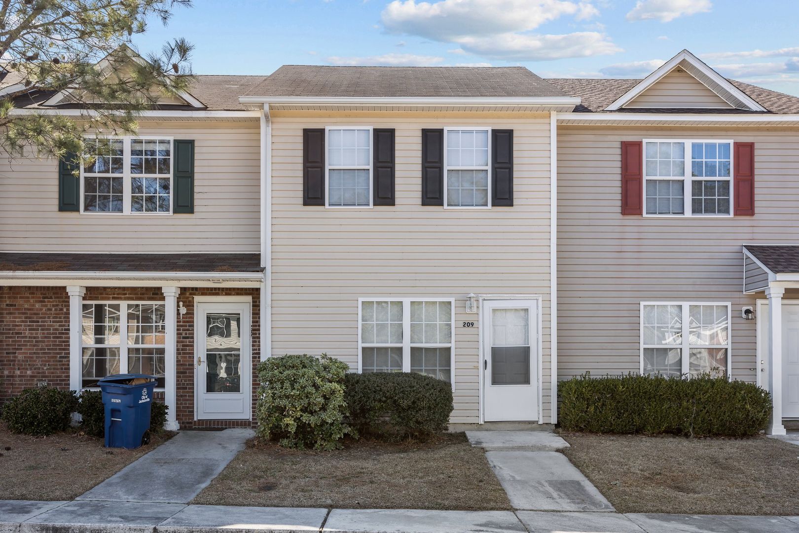Jacksonville House: 209 Pinegrove Ct