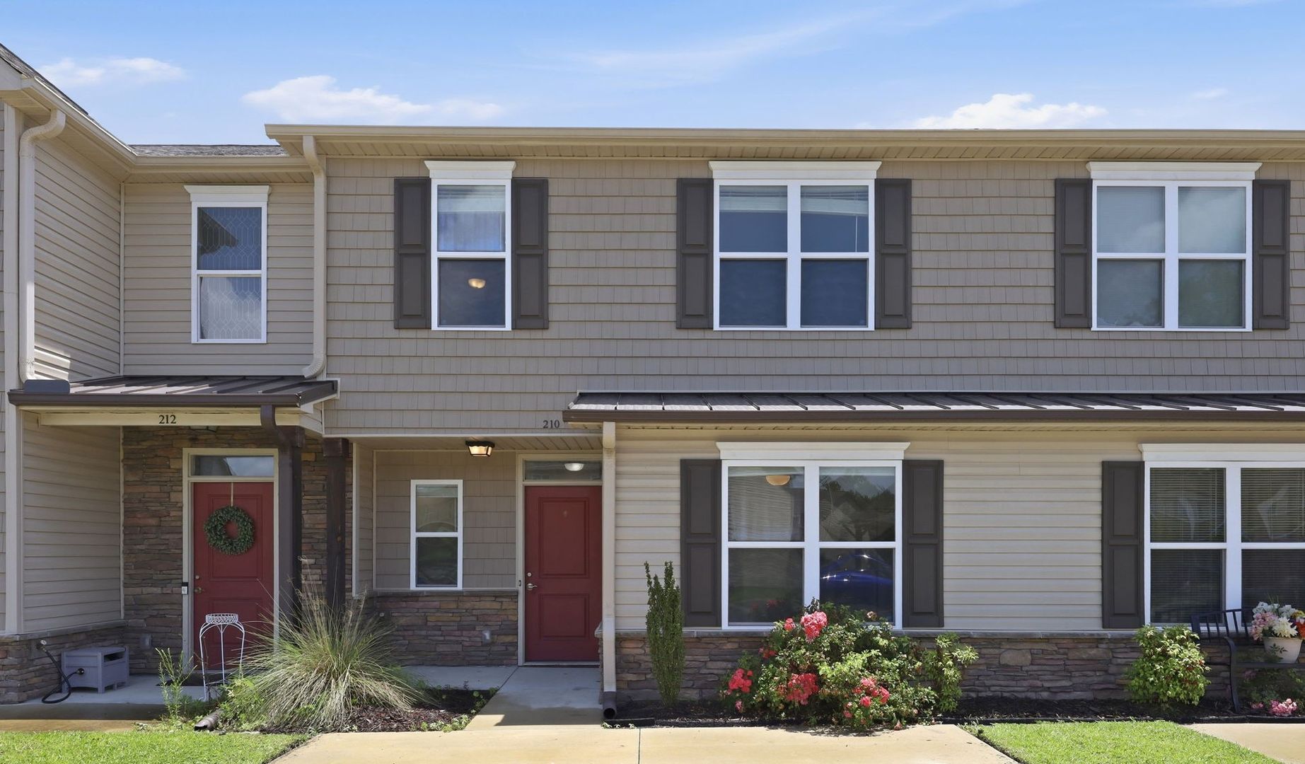 Midway Park House: 210 Boyington Place Road