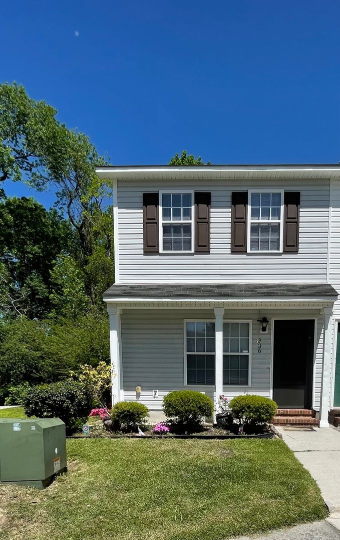 Jacksonville House: 336 Bracken Place