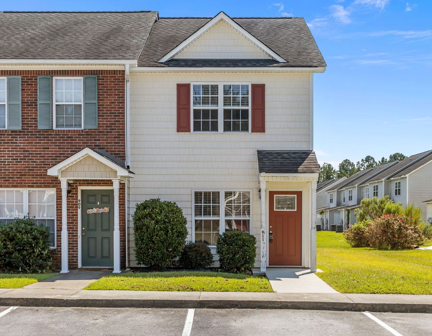 Jacksonville House: 911 Springwood Drive