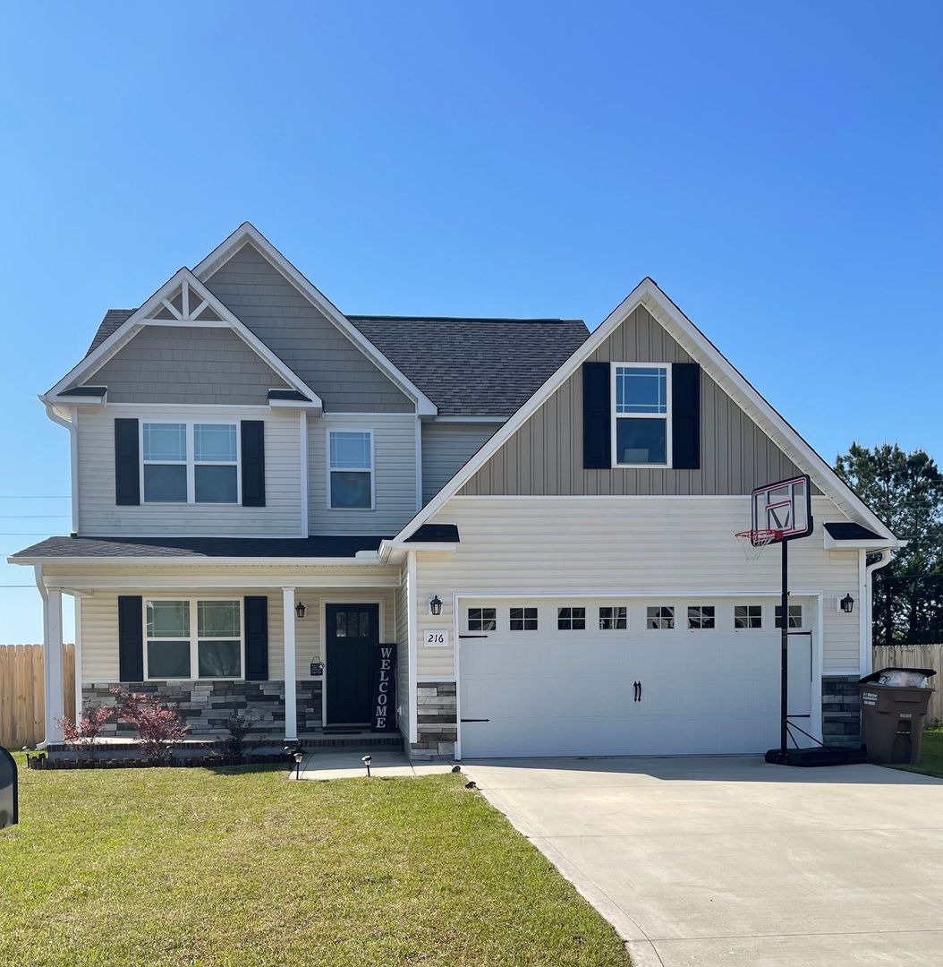 Richlands House: 216 Holly Grove Ct E