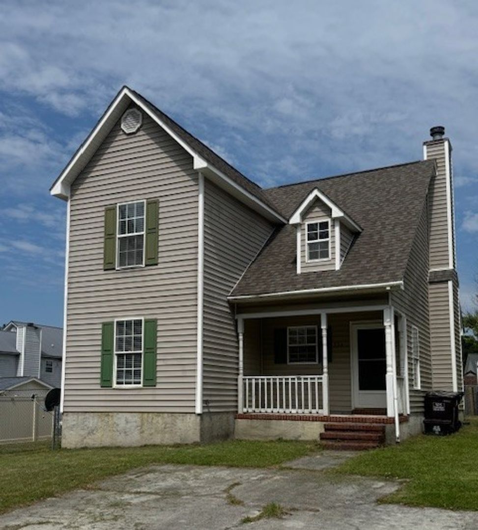 Jacksonville House: 224 Hemlock Drive