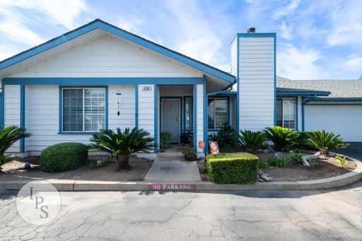 Charming Gated 2-Bed Condo with Attached 2-Car Garage & Water/Garbage Included in Prime Fresno Location – photo 1