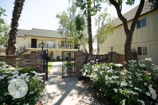 Move in by September 1st and get the rest of August FREE! - Fig Garden TownHome, 2BR/1BA – Great location, well maintained community! – photo 1