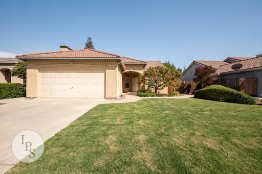 Clovis 3BR/2BA Home with New A/C, Covered Patio & Gardener Included – photo 1