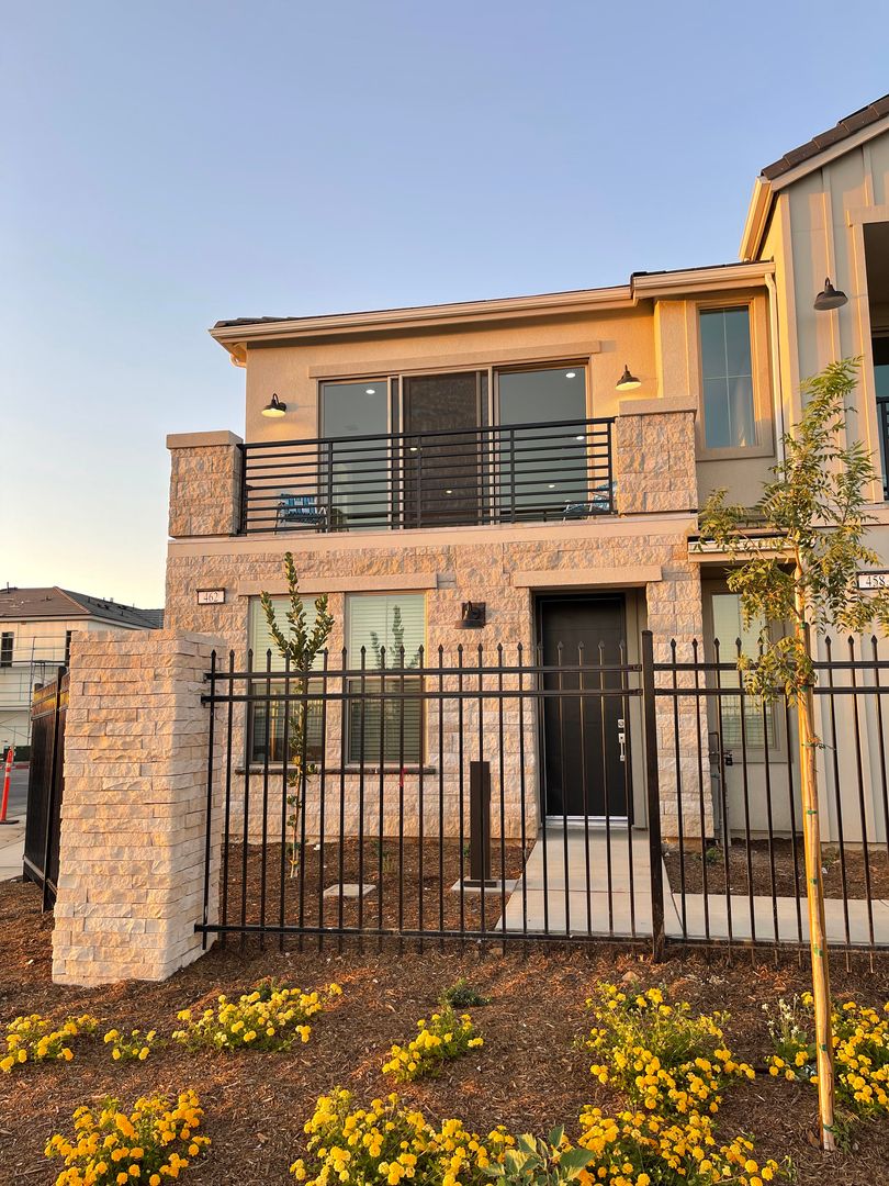 Clovis House: 462 W. Mahogany Lane