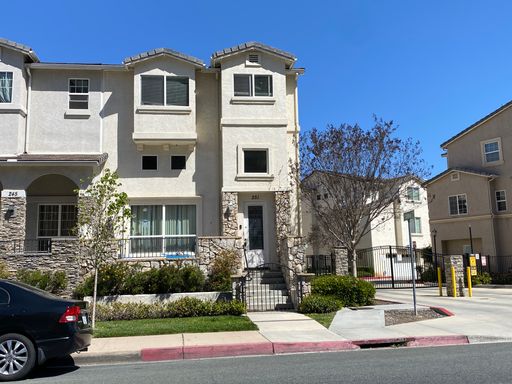 Beautiful El Cajon Row Home! – photo 1