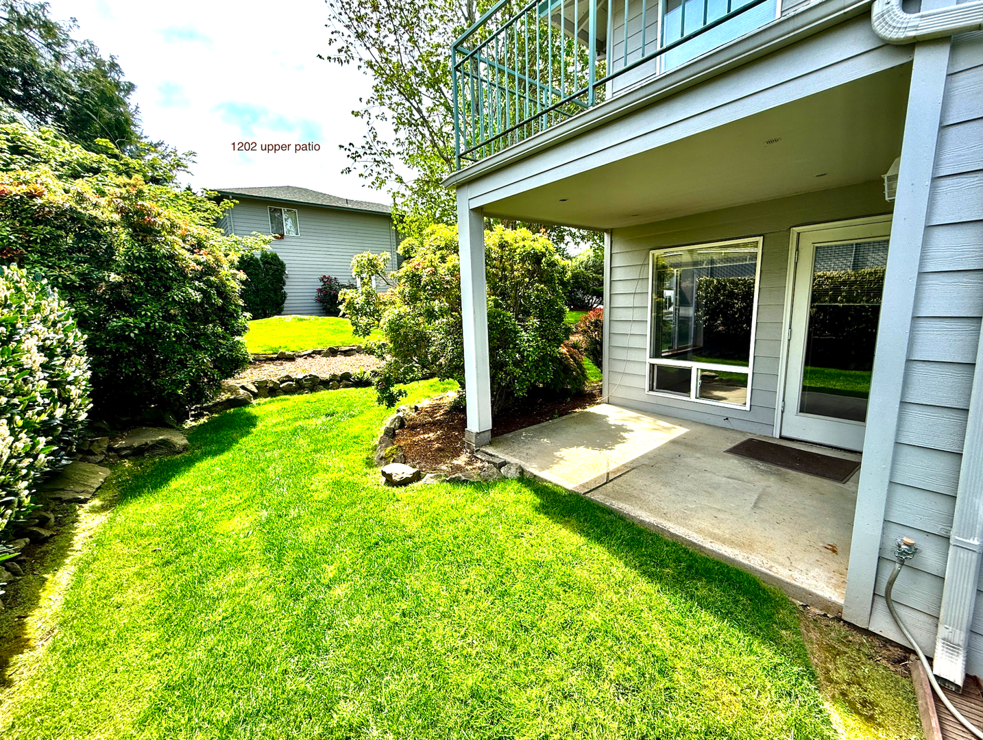 Large Renovated upstairs 2-bed 1-bath (approx. 1347 sq. feet) 7 of 12