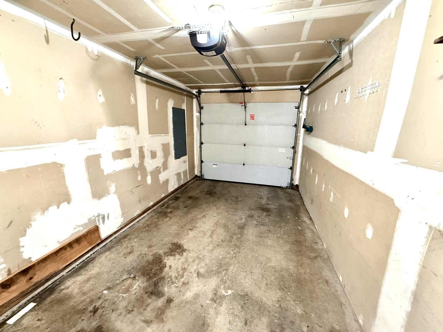 Large Renovated upstairs 2-bed 1-bath (approx. 1347 sq. feet) 9 of 12