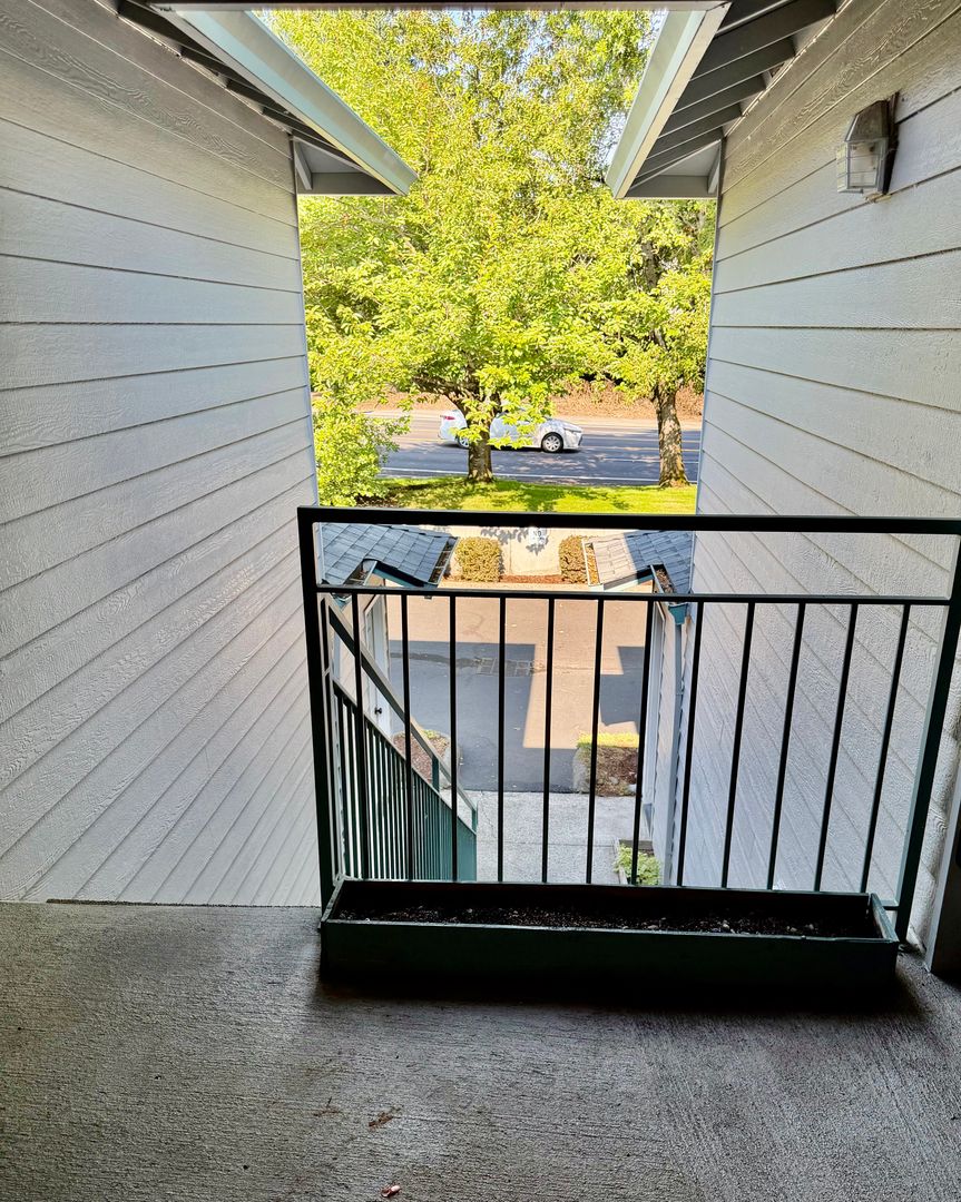 Large Renovated upstairs 2-bed 1-bath (approx. 1347 sq. feet) 8 of 12