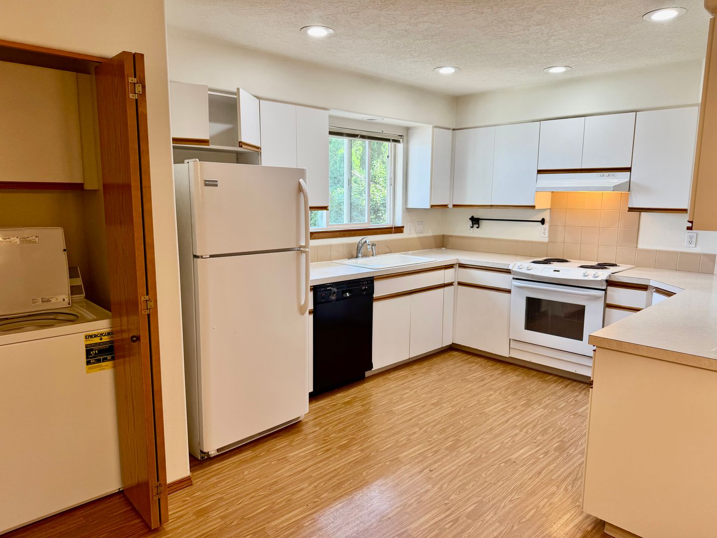 Large Renovated upstairs 2-bed 1-bath (approx. 1347 sq. feet) 12 of 12