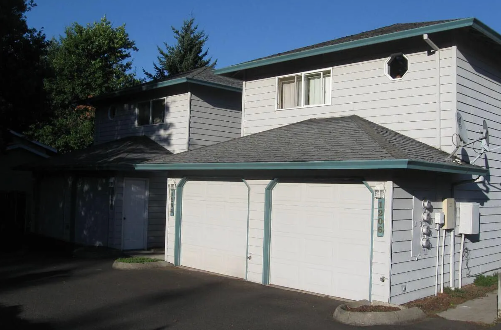 Large Renovated upstairs 2-bed 1-bath (approx. 1347 sq. feet) 4 of 12