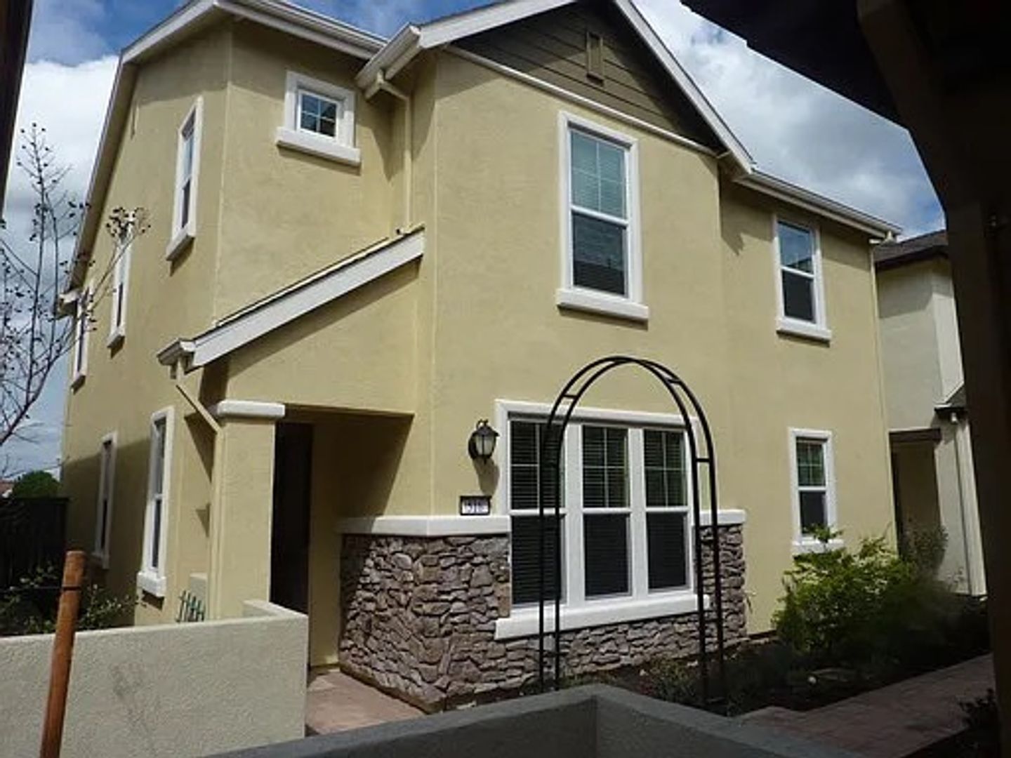 Roseville House: 516 Dijon Place