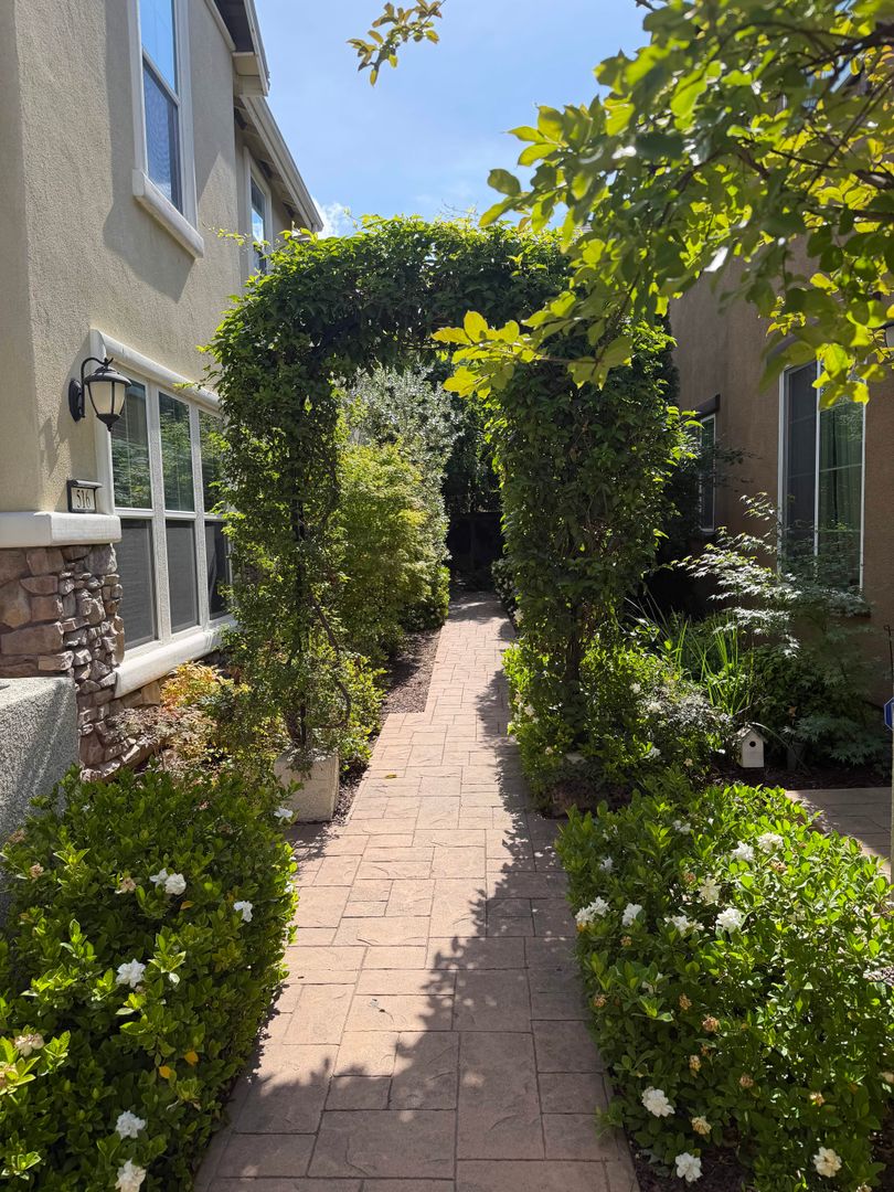 Roseville House: 516 Dijon Place