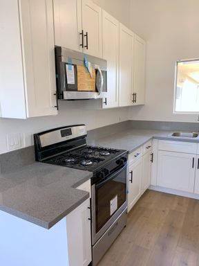 PRIME LOCATION!!! NEWLY REMODELED UNIT! 3BD/2BA, HW LAMINATE FLOORS, CUSTOM KITCHEN CABINETS, BALCONY – photo 1