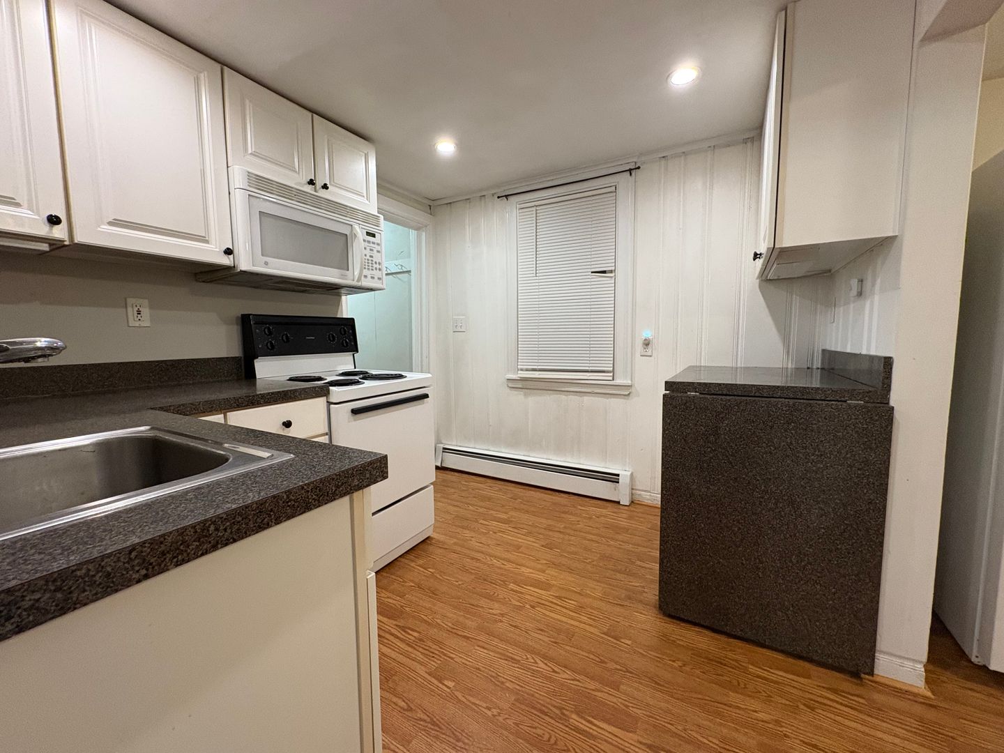 Glastonbury House: 1136 A Main Street South