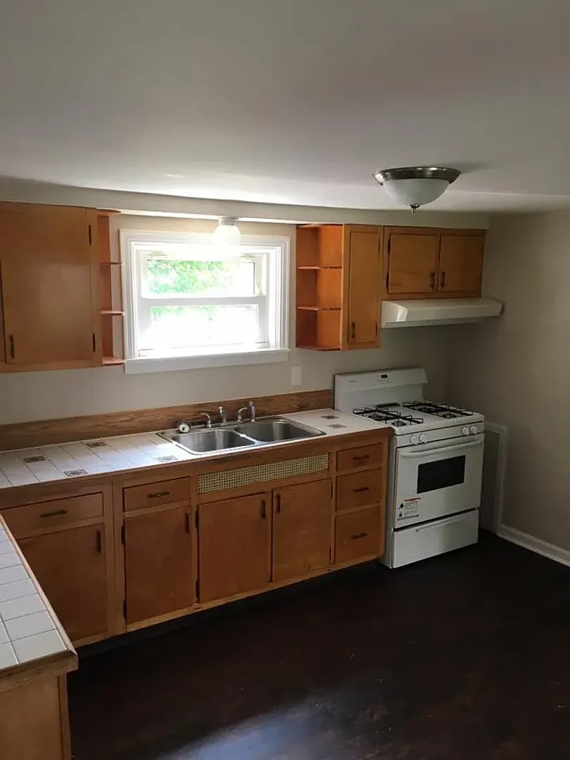 Mckees Rocks House: 807 Benwood Ave