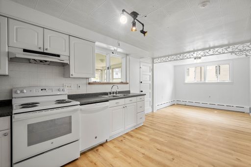 SCORE 50% OFF 1ST MONTH'S RENT IF SIGNED BY SEPTEMBER 4! Stunning 3 bedroom home in Carnegie available now! – photo 1