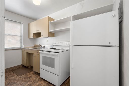SCORE 1ST MONTH'S RENT FREE IF SIGNED BY SEPTEMBER 4! Spacious 2 bedroom in Carrick available now! – photo 1