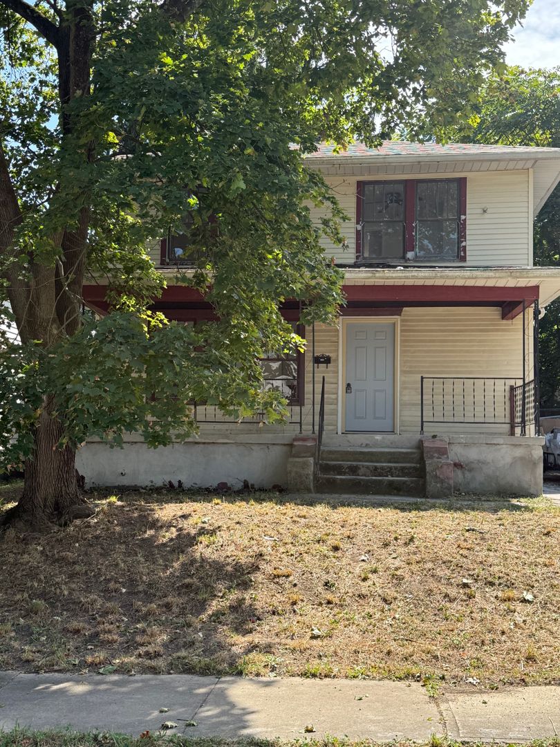 Dayton House: 34 W Bruce Ave