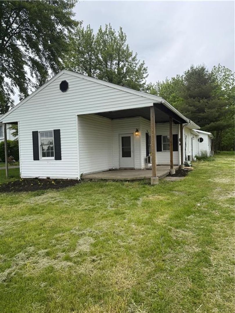 Jamestown Vlg House: 280 S Charleston Rd