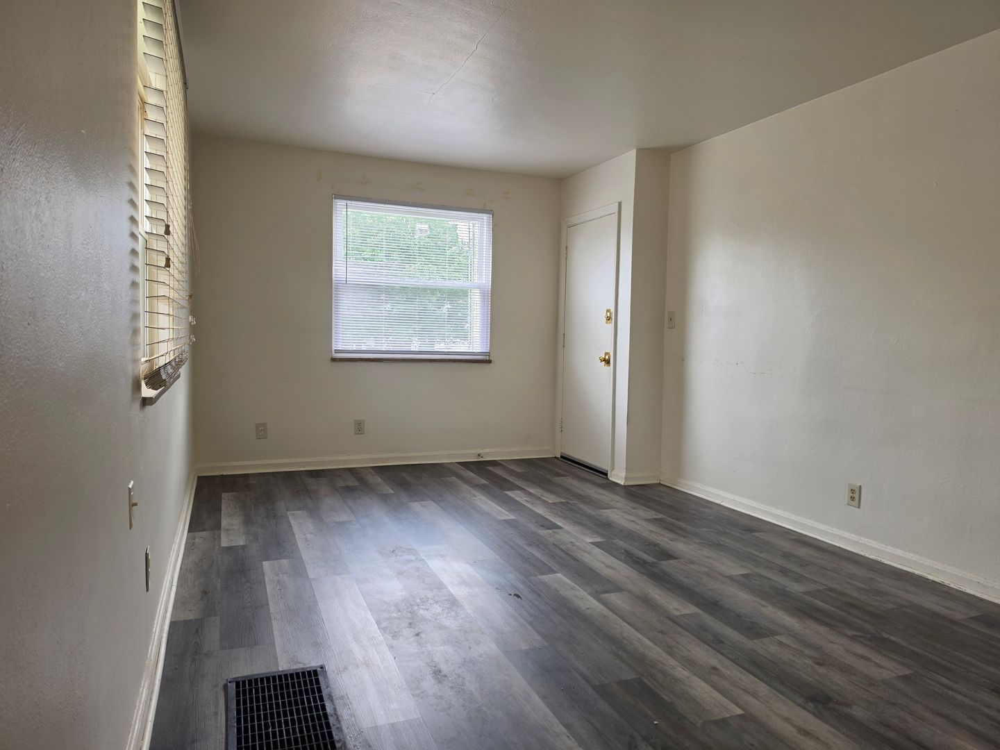 Dayton Apartment: 433 Sandhurst Dr