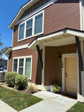 3bed/2bath Townhouse! All Appliances Included, Covered Parking, Onsite gym, Pool and Playground – photo 1