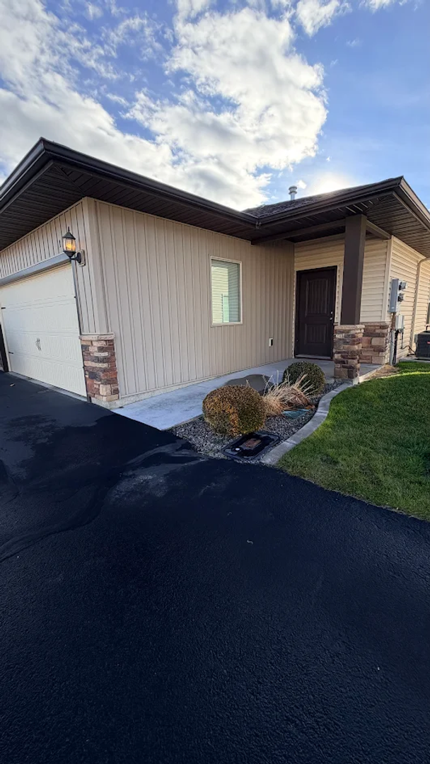 Twin Falls House: 186 New Hampshire Way