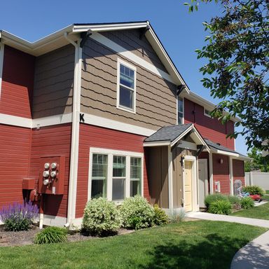 2bed/2bath Townhome - All appliances included, community pool, fitness center, & clubhouse – photo 1