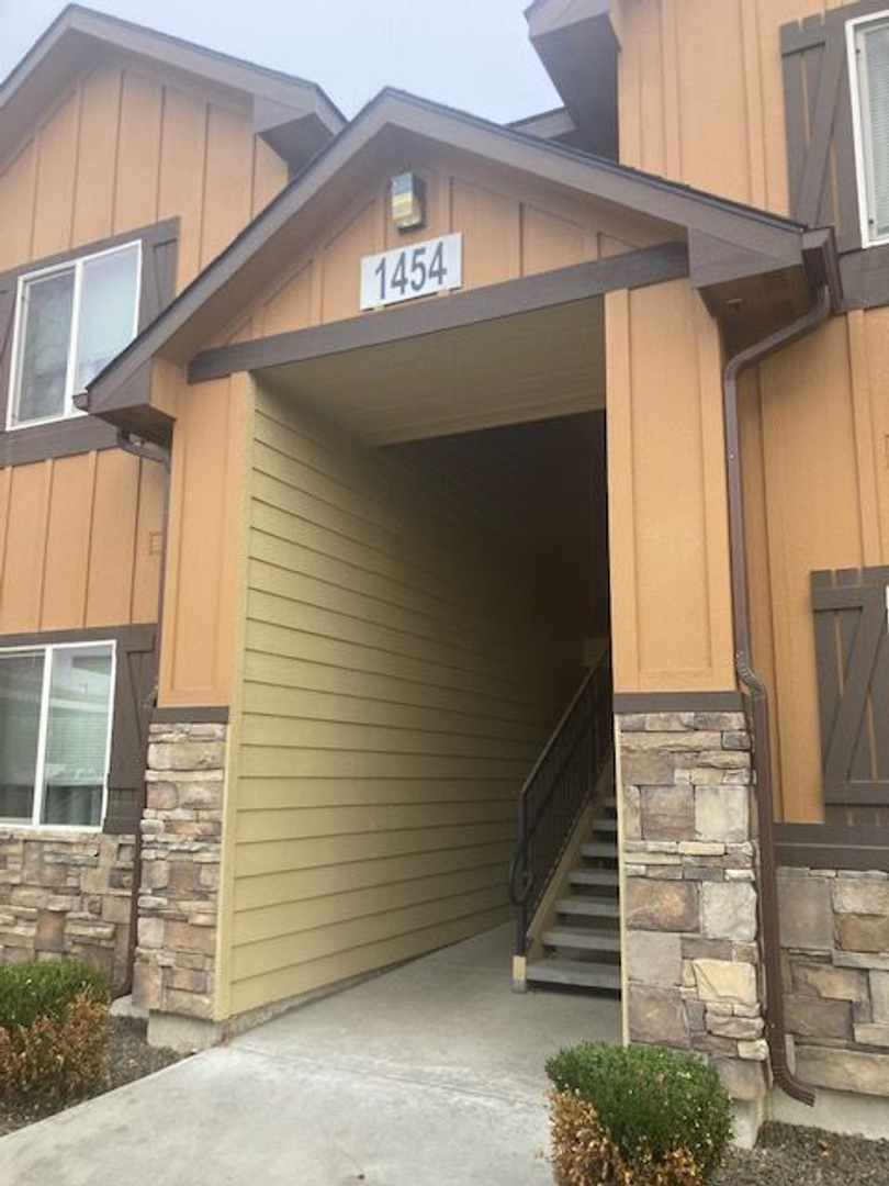 Boise Apartment: 1454 N. Fry Ln.