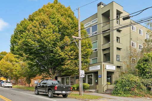 West Seattle Flats: Lovely floorplans & GREAT Location! – photo 1