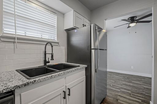 Flats on Handley: Pool, Renovated Units, BBQ area – photo 1