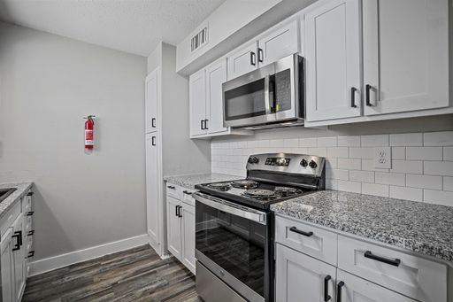 Flats on Handley: Leasing Specials! Pool, BBQ Area, Renovated Units – photo 1