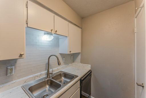 South Crest Apts – photo 1