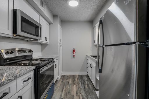 Flats on Handley: Pool, Renovated Units, BBQ area – photo 1